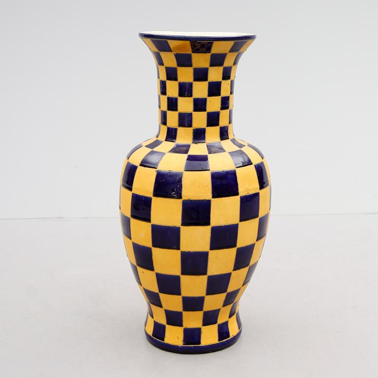 VAS, porslin, 1900-/2000-tal.