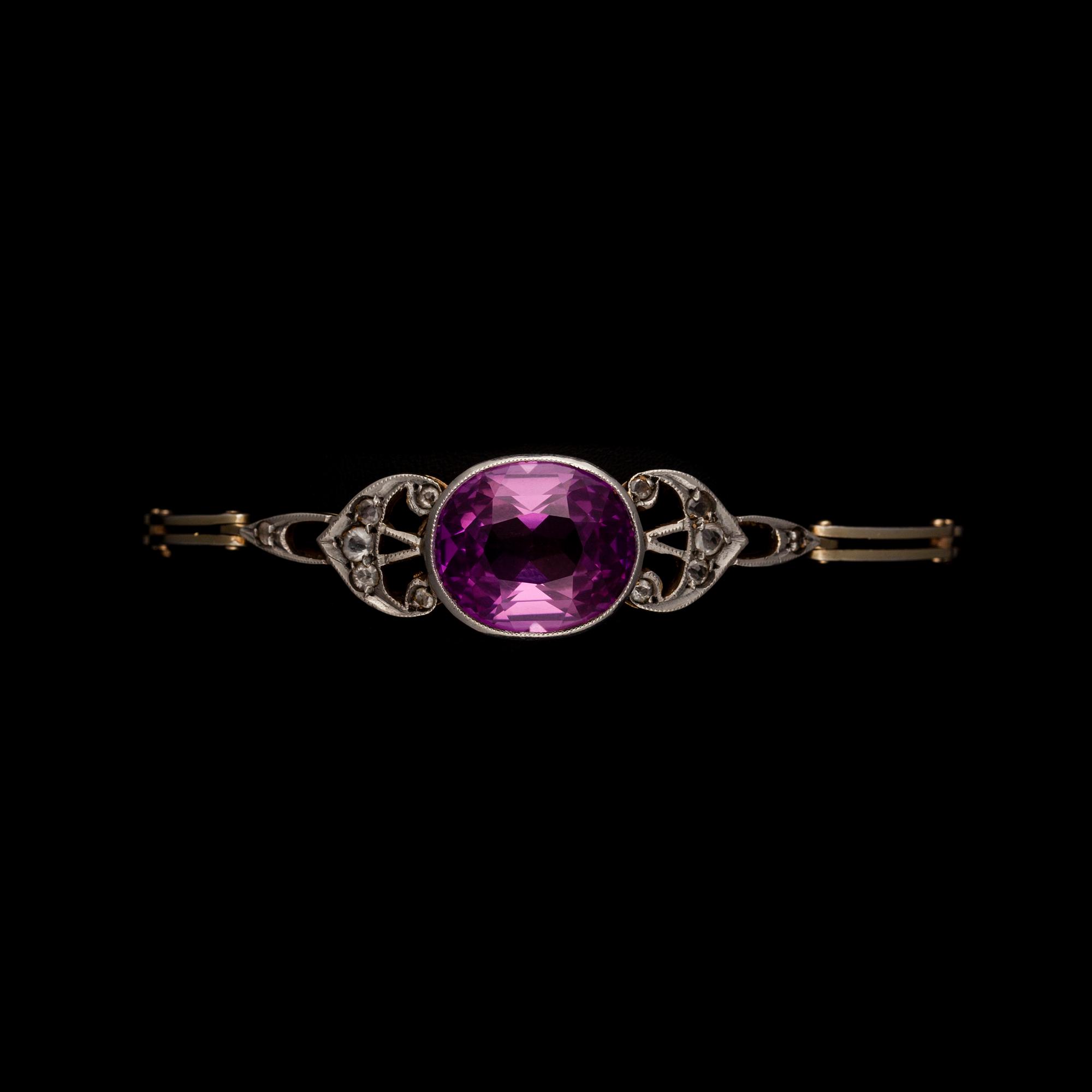 ARMSMYCKE, förgyllt silver, syntetisk korund samt bergskristaller. Sovjetunion 1958-68. Vikt tot. 15 g.