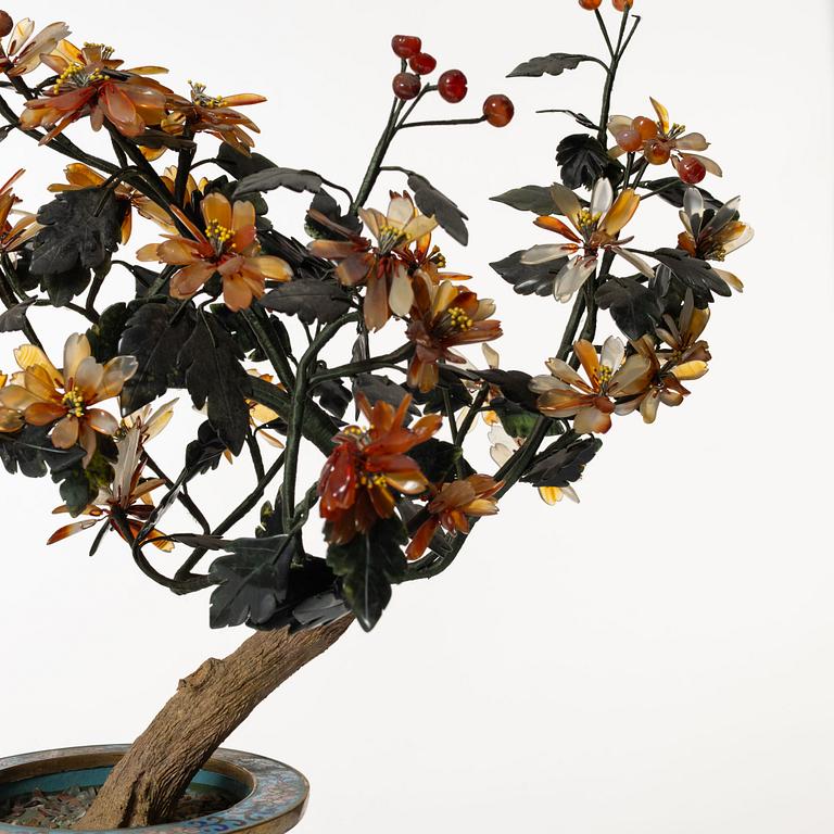 Decoration tree, stone, with pot in cloisonné, China, 20th century.