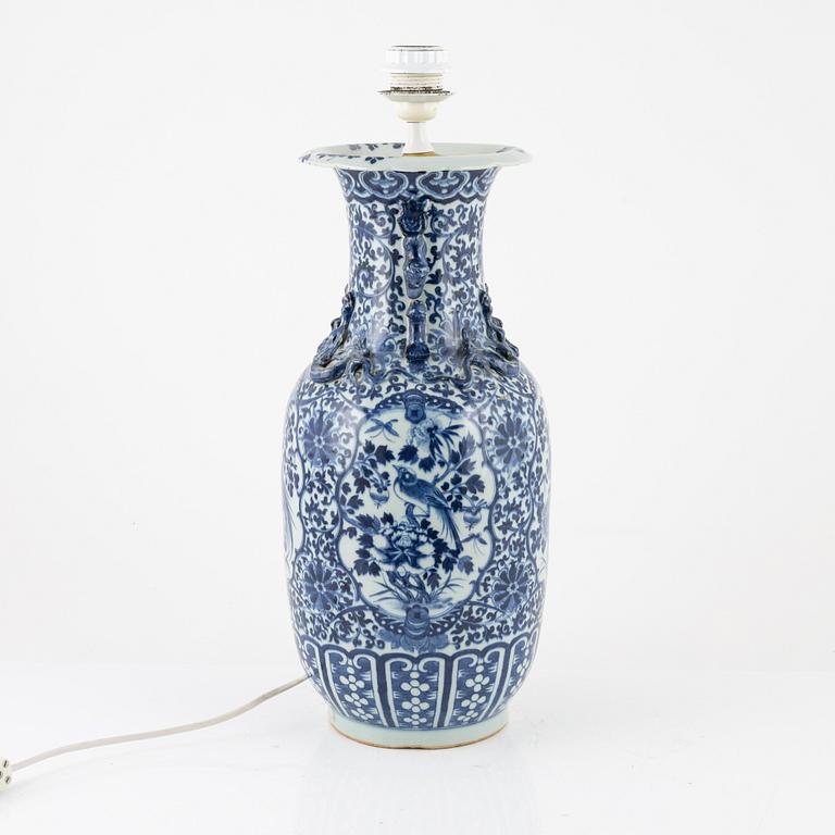 A blue and white porcelain vase/table lamp, China, around 1900.