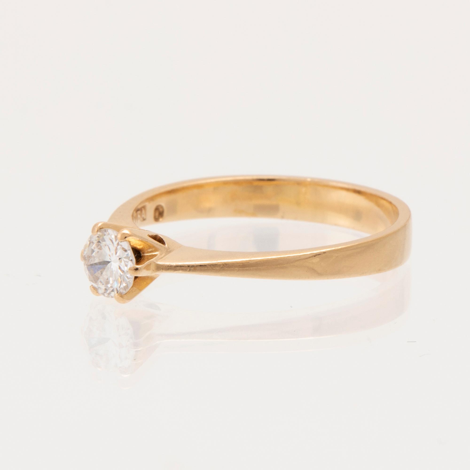 Ring in 18K gold with a round brilliant-cut diamond, Ba Konstgjuteri Södertälje 1989.