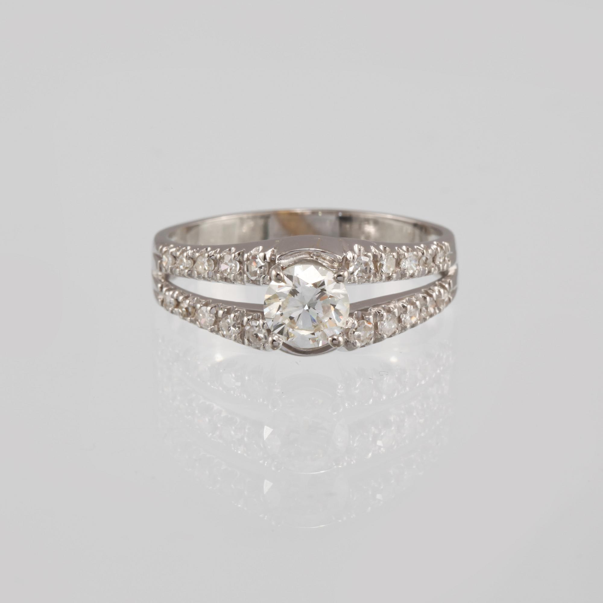 RING, 18K vitguld med briljantslipad diamant ca 0.70 ct samt 20 åttkantslipade diamanter. Vikt 3,7 gram.