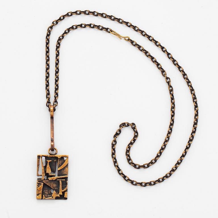 Jorma Laine, pendant with chain in bronze.