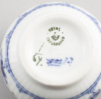CREMEKOPPAR OCH BRICKA, 10 delar, porslin, "Musselmalet",  Royal Copenhagen.