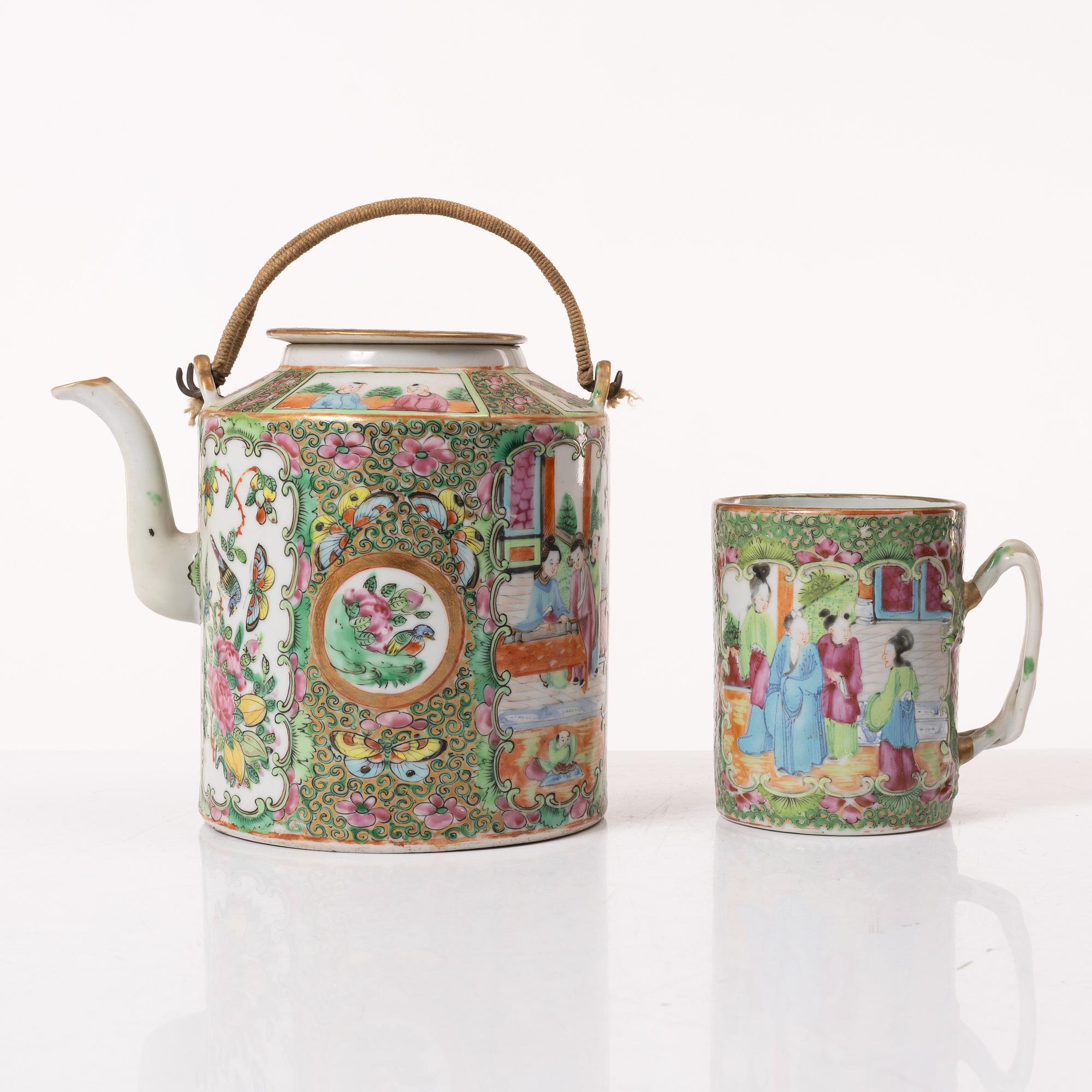 A Chinese Canton porcelain cup and a teapot, 19/20th century.