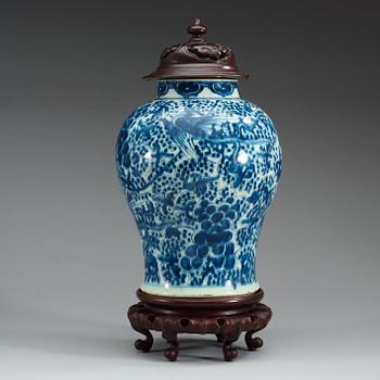 A blue and white jar, Qing dynasty.