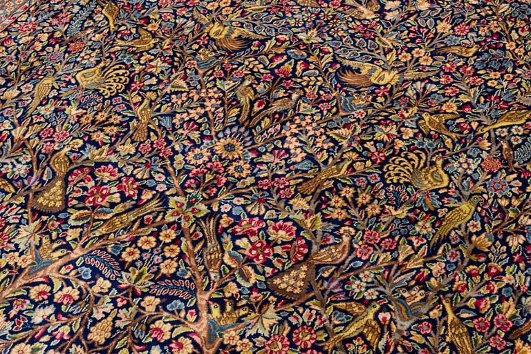 Carpet, Kerman, approx. 390 x 295 cm.