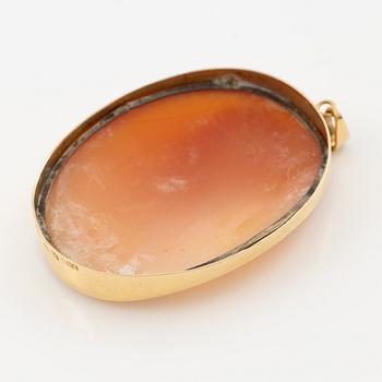 Pendant in 18K gold with a shell cameo.