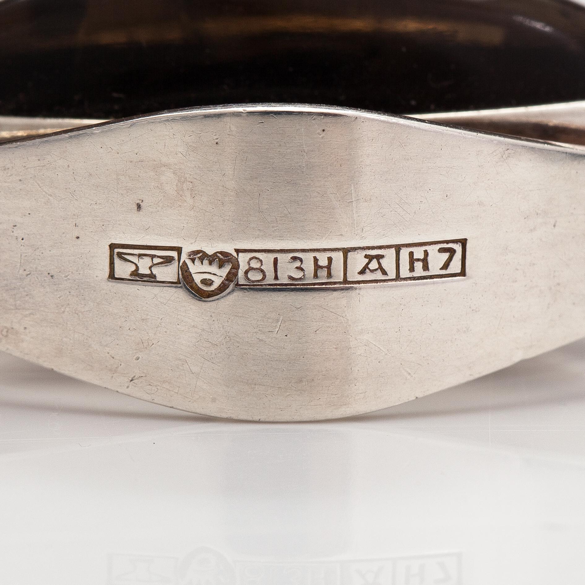 Elis Kauppi, A silver necklace with a tiger's eye. Kuoittaan kultaa, Turku 1961.
