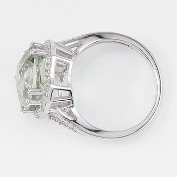 RING, 14K vitguld, mindre diamanter och grön kvarts.