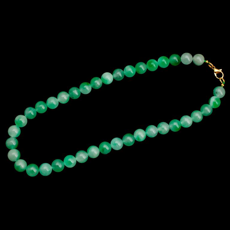 COLLIER, olikfärgad gröntonad jade.