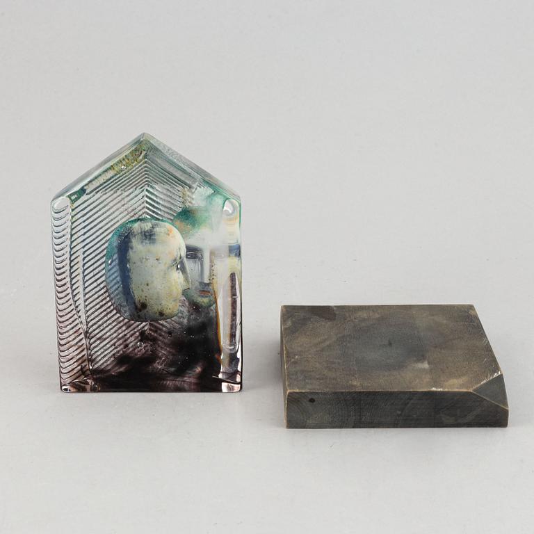 Bertil Vallien, a glass sculpture, numbered 8BV ATT 999021/500, and signed  B. Vallien.
