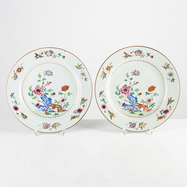 A pair of Chinese export famille rose porcelain plates, Qing dynasty, Qianlong (1736-95).