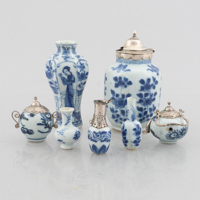 A group of six Chinese blue and white porcelain miniatures and a caddy with cover, Qing dynasty, partly Kangxi.