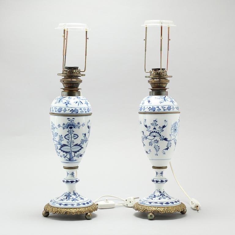 A pair of "Zwiebelmuster" lamps, made by Meissen in the first half of the 20th century.
