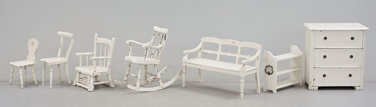 BARNMÖBLEMANG, 7 delar, omkring sekelskiftet 1800/1900.