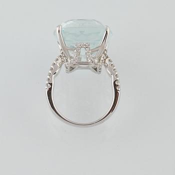 RING, 18K vitguld med briljantslipade diamanter 0.73 ct samt antikslipad akvamarin. Vikt 12,1 gram.