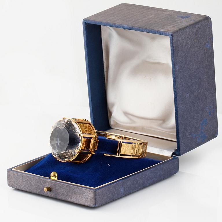 ARMRING, 18K guld med fasettslipad bergkristall, Bengt Rehnvall, Stockholm, 1965. Vikt 62,9 gram.