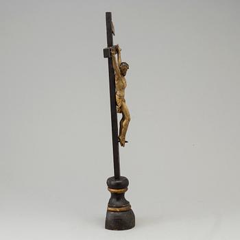 A 17TH/18TH CENTURY WOODEN CRUCIFIX.