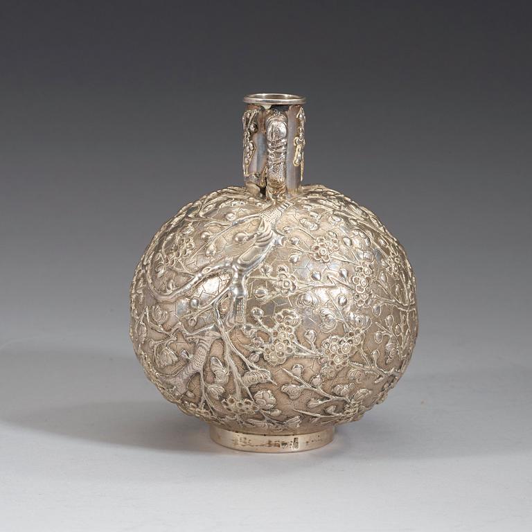 A silver vase by Hung Chong, Canton/Shanghai, 'Late/Post China Trade Period' (after 1840).