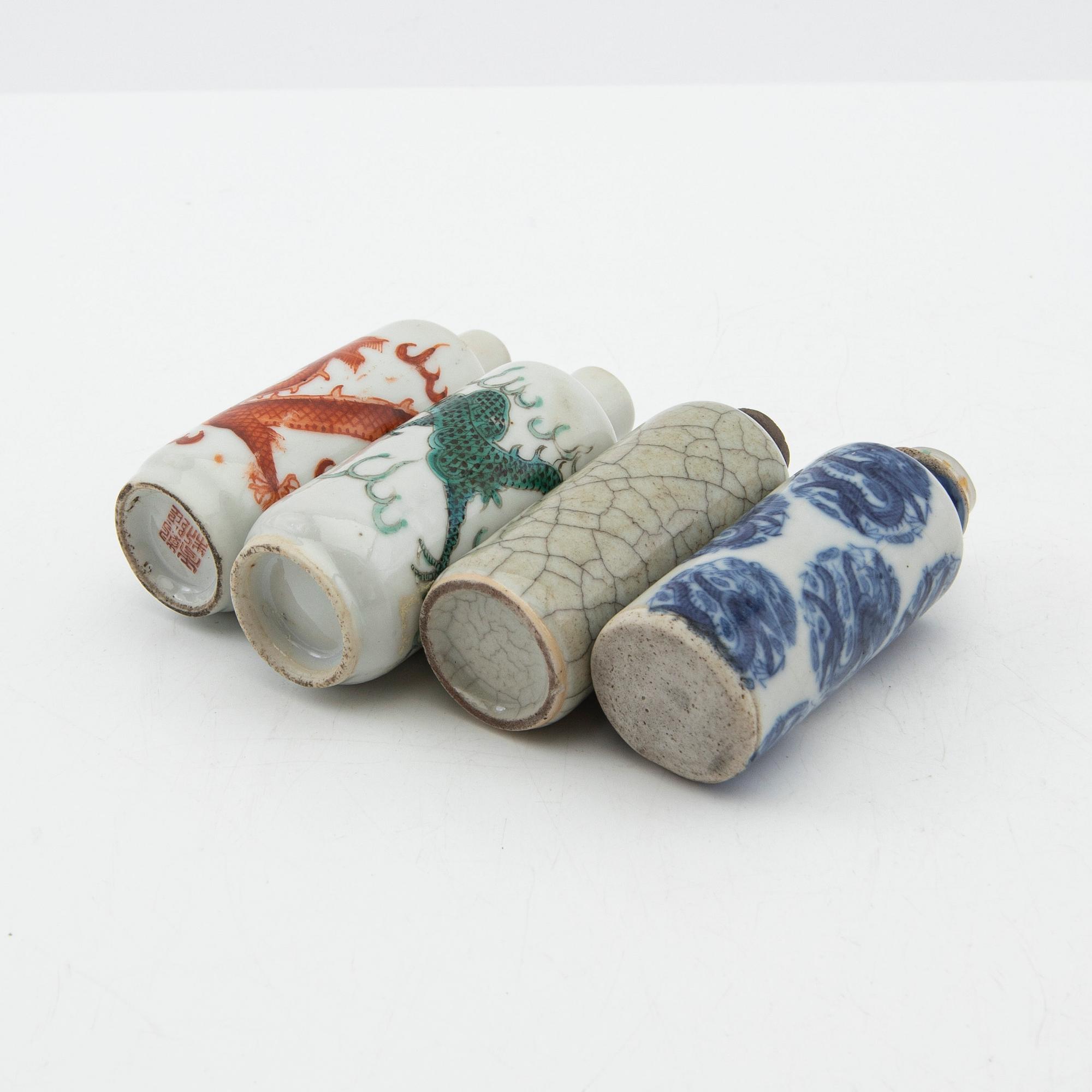 Snusflaskor, fyra stycken, porslin. Kina, tidigt 1900-tal.