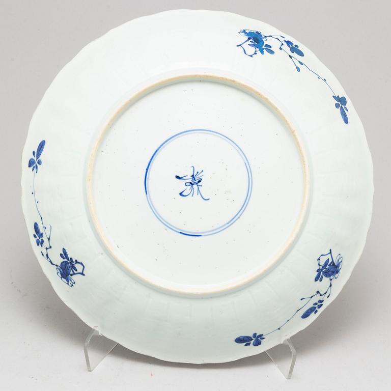 A large blue and white serving dish, Qing dynasty, Kangxi (1662-1722).