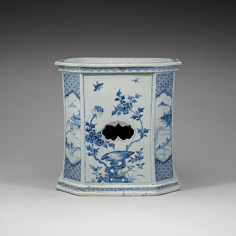 A rare large blue and white plinth/garden seat, Qing dynasty, Kangxi (1662-1722).