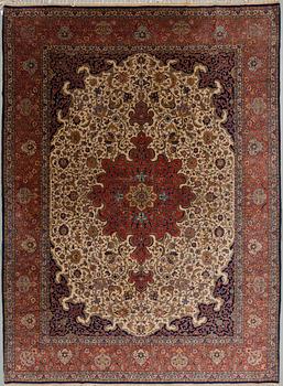 A semi-antique Tabriz carpet, 392 x 291,5 cm.