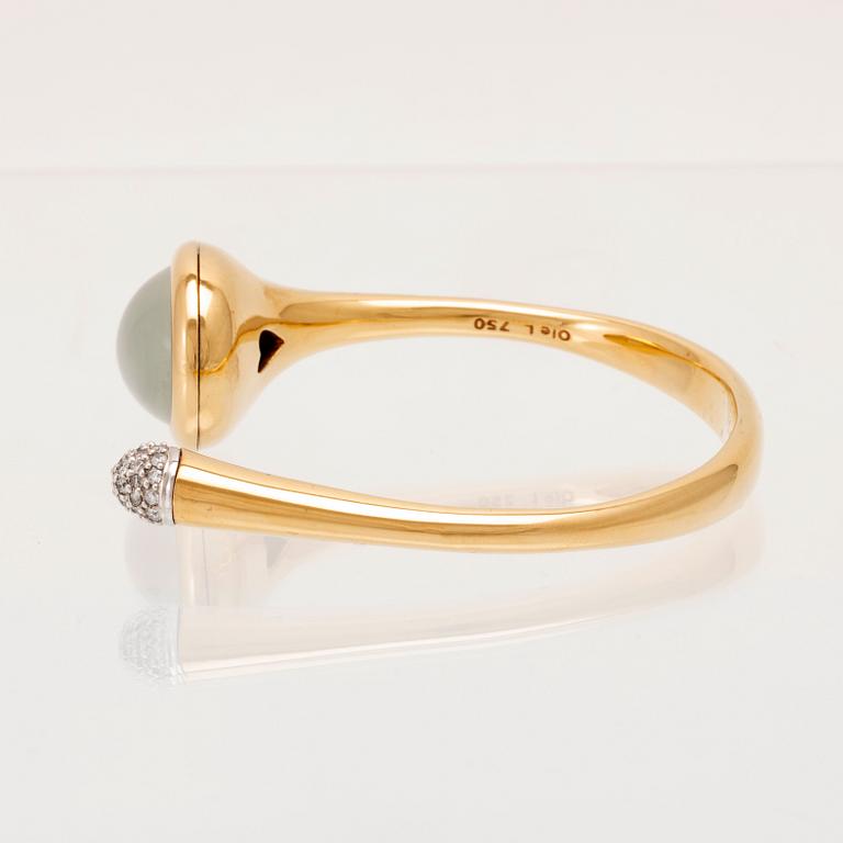 Ole Lynggaard, bracelet "Emeli" in 18K gold with a cabochon-cut moonstone and round brilliant-cut diamonds.