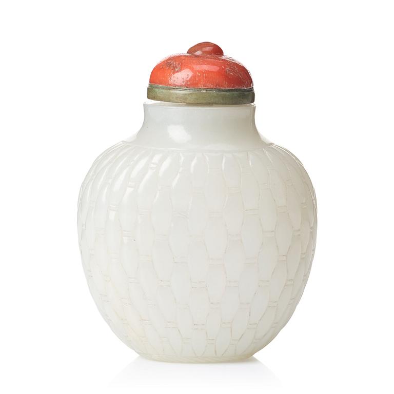 A neprite snuff bottle with stopper, Qing dynasty, 19th Century.