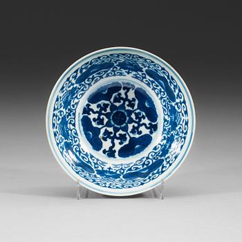 506. An green glazed and blue and white bowl, late Qing dynasty (1644-1912), with Guangxu six character mark.