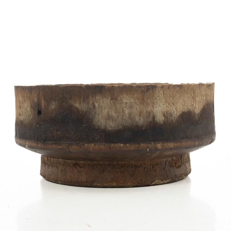 A deep dish, folk art, 18th/19th century.