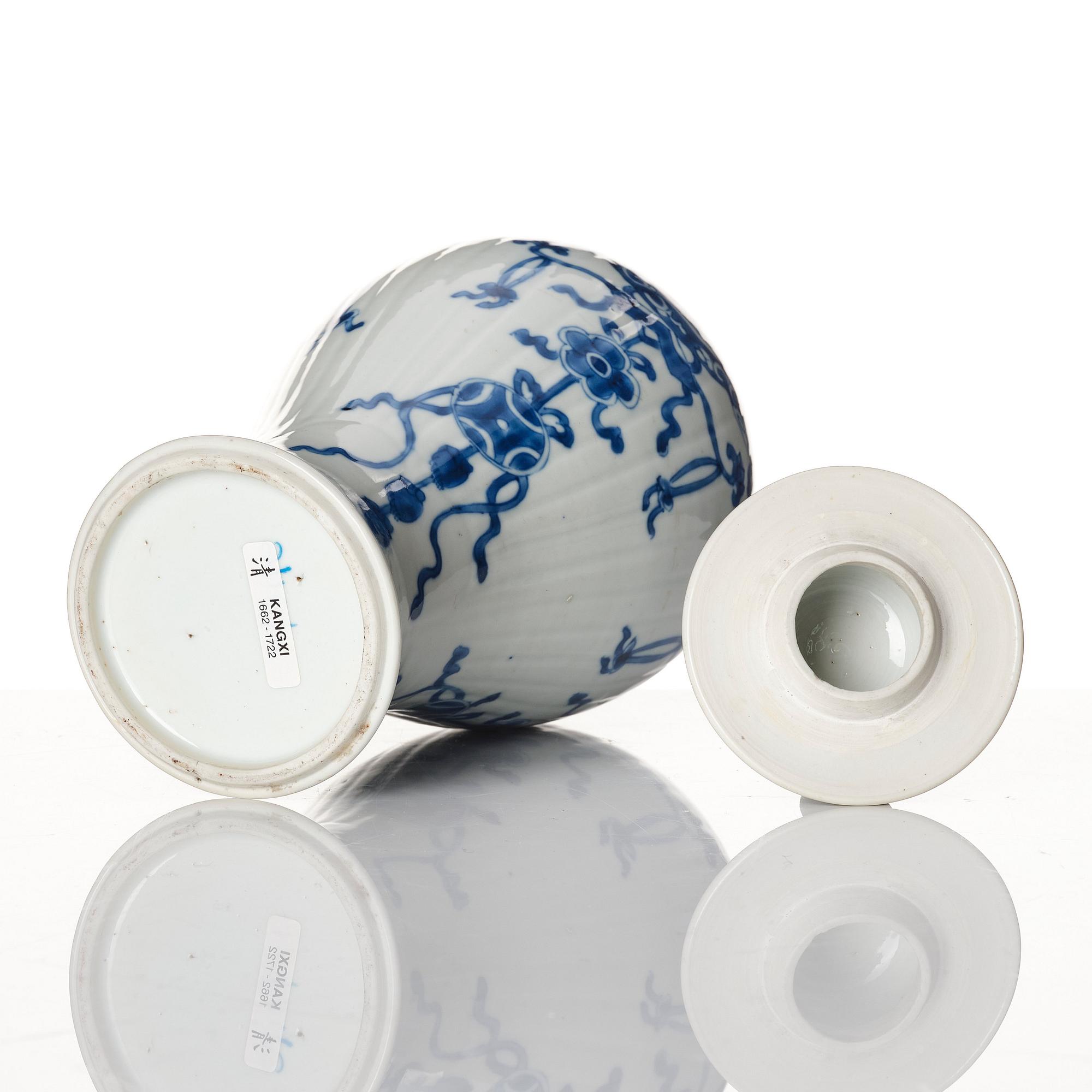 A blue and white vase, Qing dynasty, Kangxi (1662-1722).