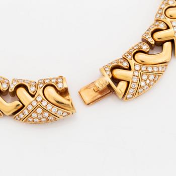 An 18K gold Bulgari necklace set with round brilliant-cut diamonds.