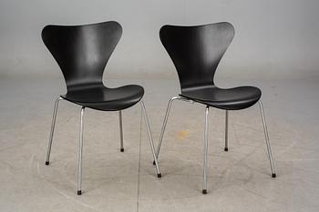 STOLAR, ett par, "Sjuan", Arne Jacobsen, Fritz Hansen, etikettmärkta 2000.