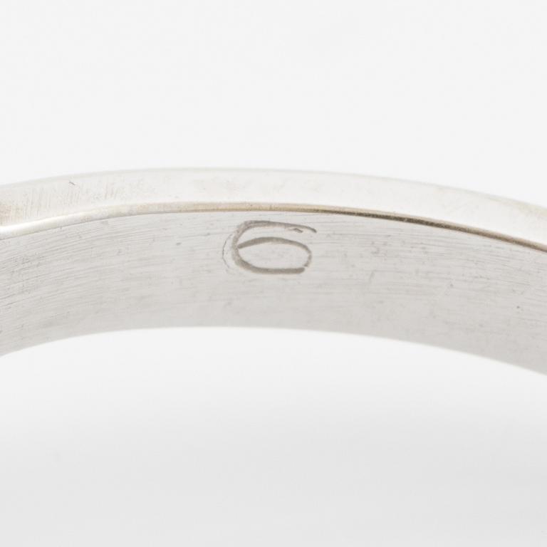 Ring, 18K vitguld med små diamanter.