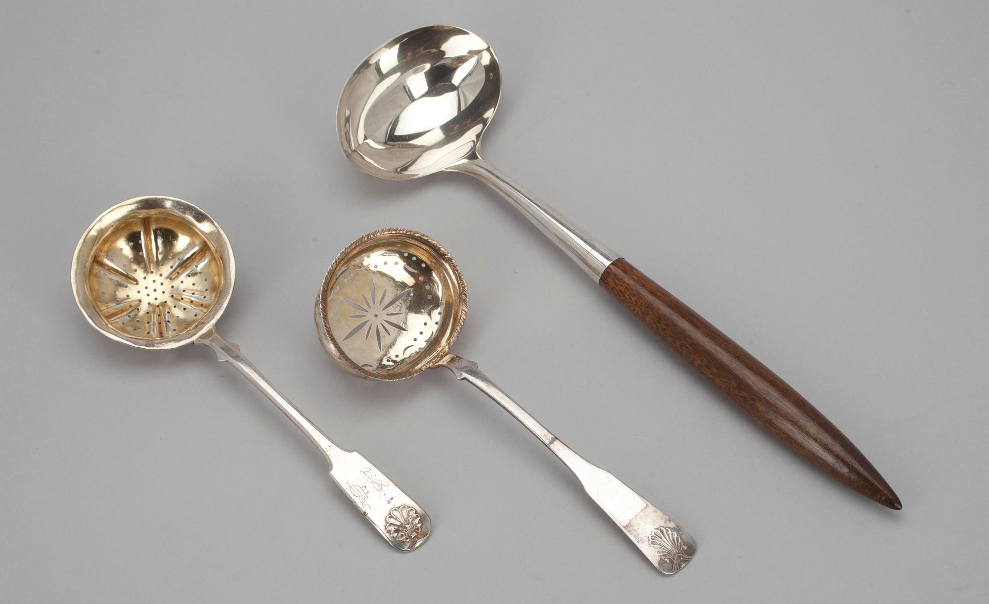 STRÖSKEDAR, 2 st, silver, 1873 och 1874 samt FÖRLÄGGARE, silver med skaft i trä, 1960. Totalvikt 173 g.
