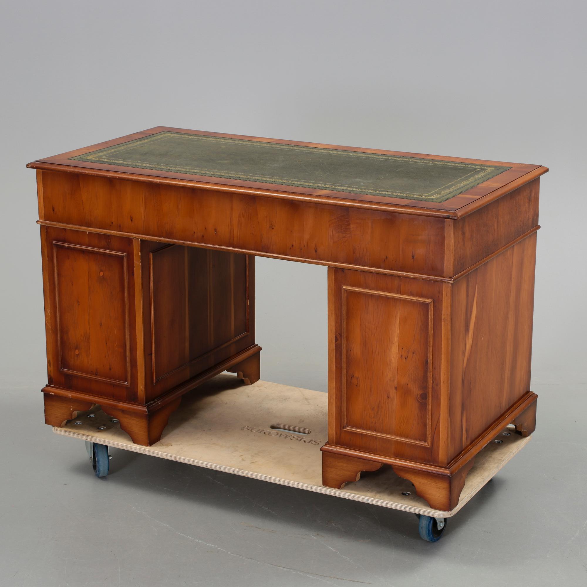 SKRIVBORD, engelsk stil, 1900-talets andra hälft.