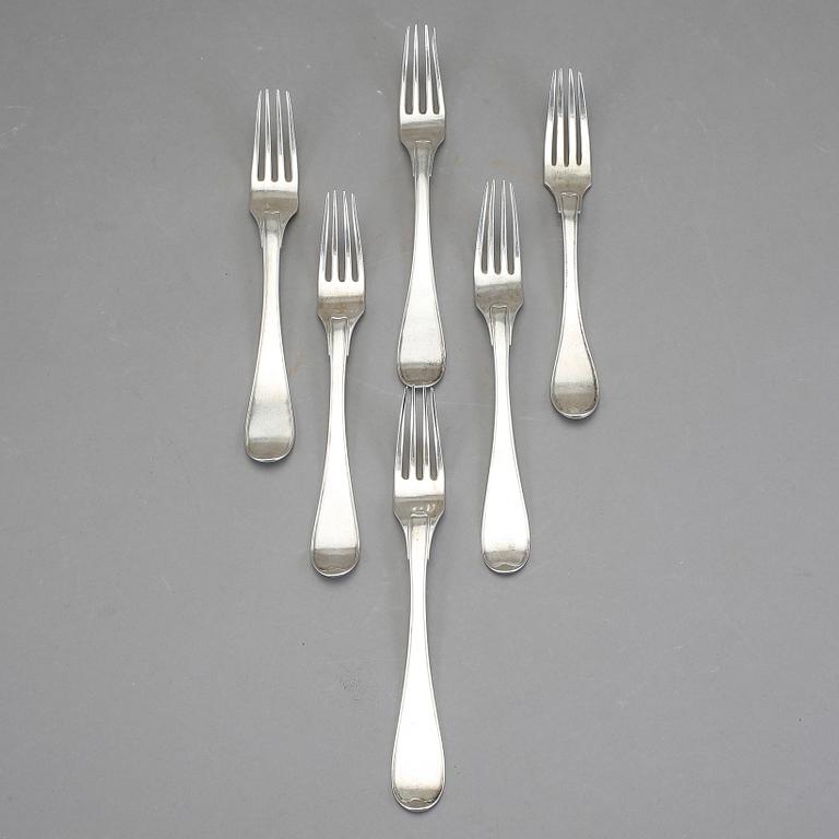 MATGAFFLAR, 6 stycken, silver, varav 5 st av Stephan Westerstråhle Stockholm, 1810. Vikt ca 400 gram.