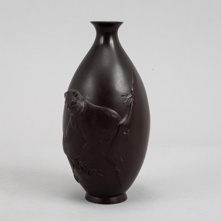 A pair of Japanse bronze vases, Meiji period (1868-1912).