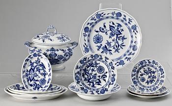 MATSERVIS, 56 delar, porslin, "Meissen", Cauldon, BWM & Co, England omkring 1900.