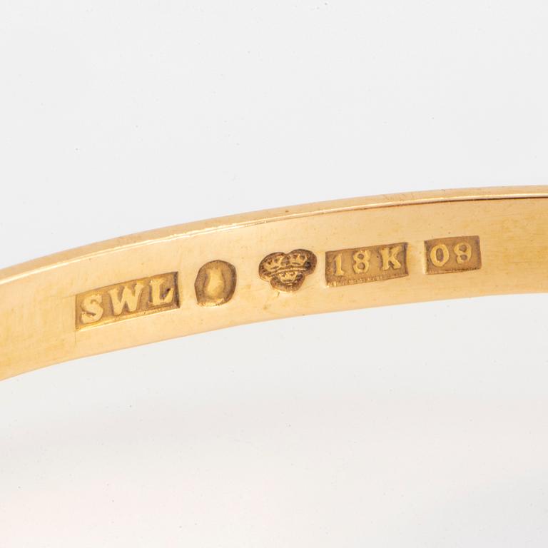 18K gold and sugarloaf-cut amethyst bangle.
