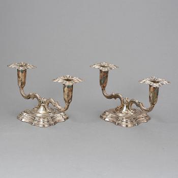 KANDELABRAR, ett par, silver, svenska importstämplar, 1900-talets första hälft.