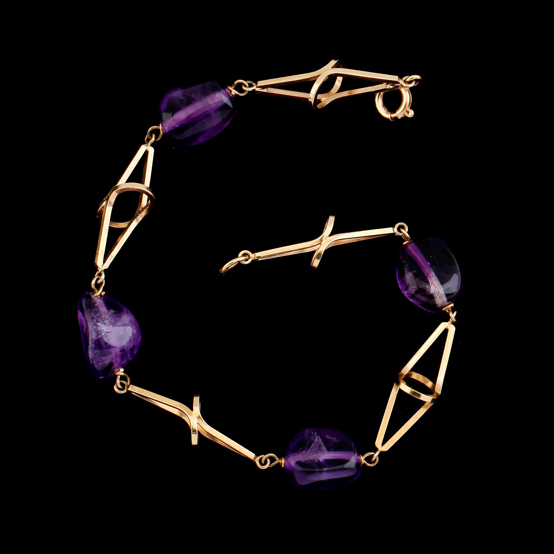 ARMBAND, 18 k guld med ametister. Total vikt med stenar ca 8 gram.