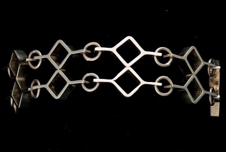 ARMBAND OCH RING, silver, Åbo 1965 samt 1972. Totalvikt 40,0 g.