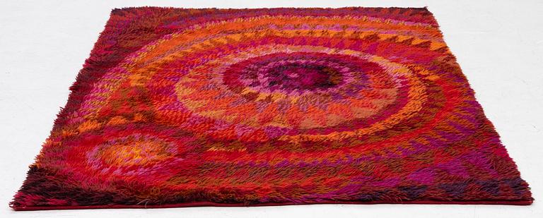 Marjatta Metsovaara, ryamatta, "Simpukka", röd, ca. 170 x 135.