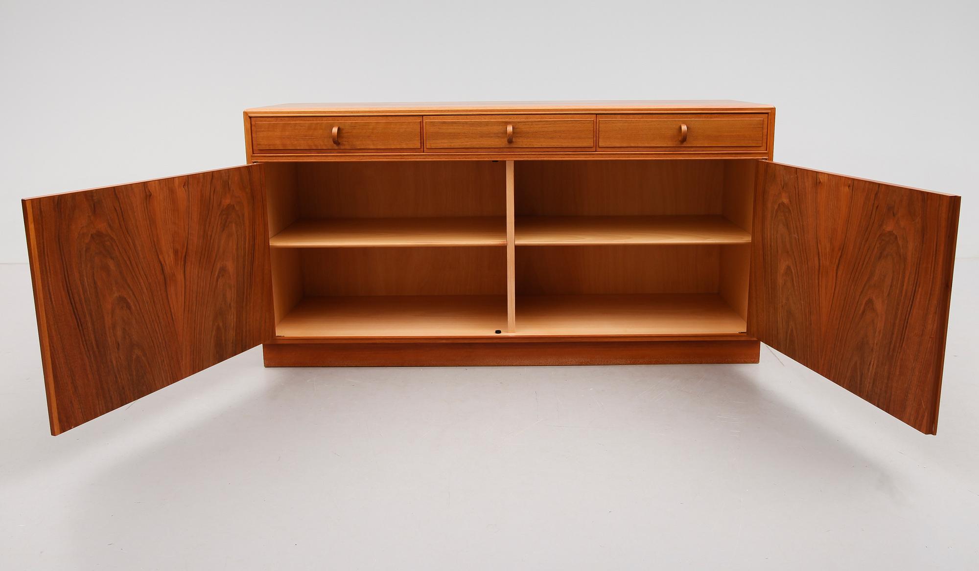 SIDEBOARD, Bertil Fridhagen, Bodafors, 1900-talets andra hälft.