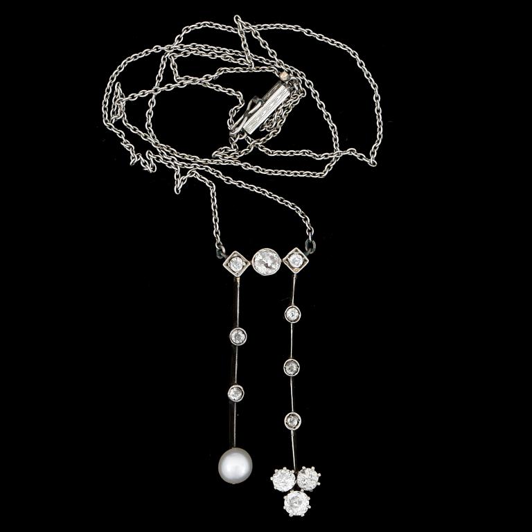 COLLIER, 14k guld och silver, gammalslipade diamanter tot ca0,65ct samt pärla Ø ca5.4mm. Ca 1915.