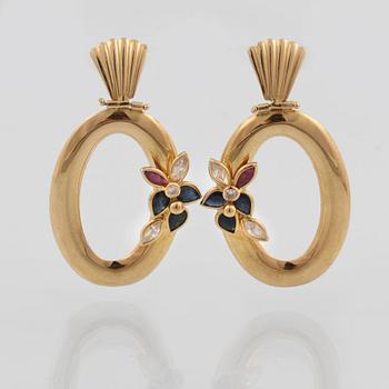 ÖRHÄNGEN, 18K guld med briljantslipade diamanter och fasettslipade safirer och rubiner, Vicenza, Italien. Vikt 8,0 gram.