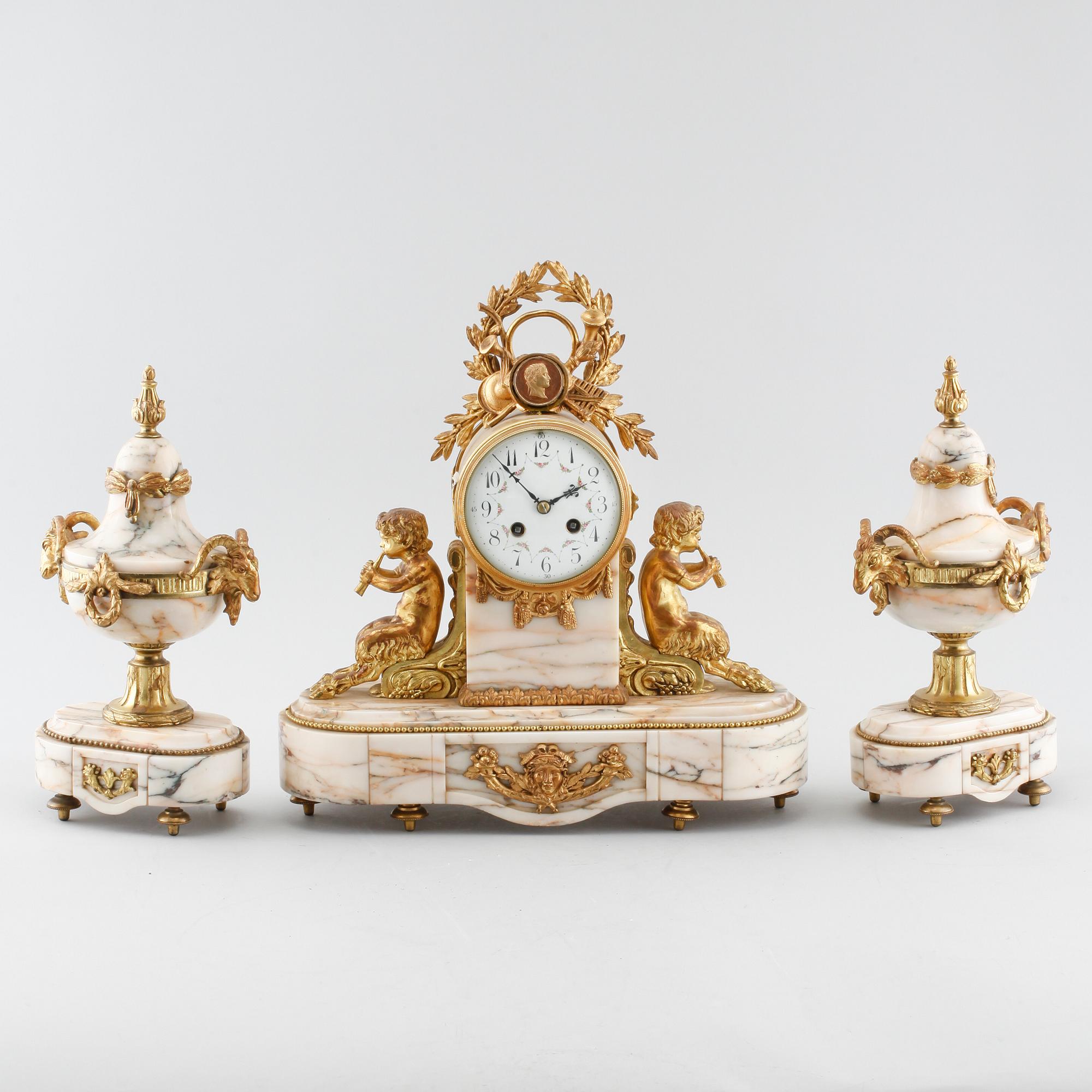 A table clock and two decoratives urn, around year 1900.